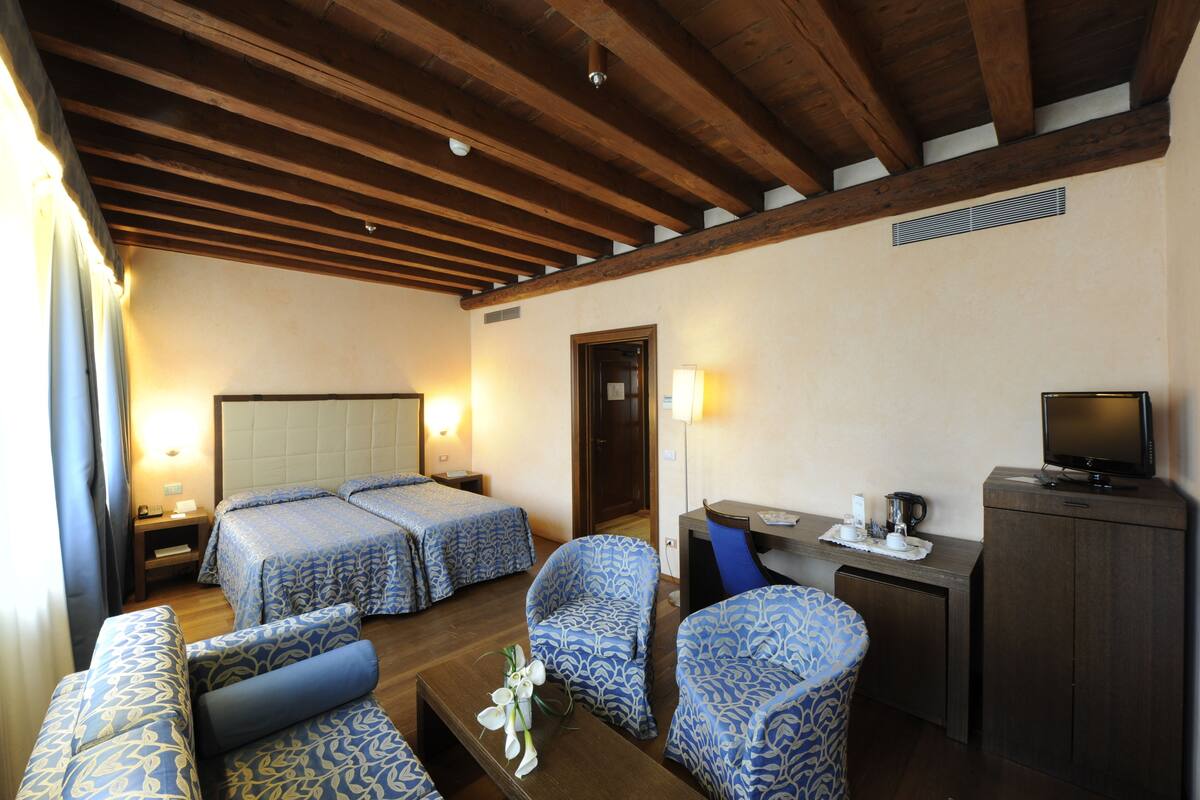 Minibar, in-room safe, soundproofing, free WiFi