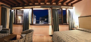 Junior suite | Een minibar, een kluis op de kamer, geluiddichte muren, gratis wifi