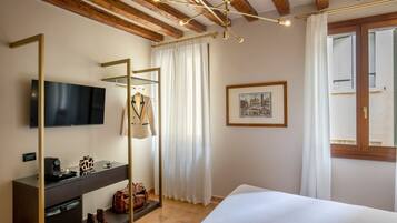 Donsdekens, een minibar, een bureau, een laptopwerkplek