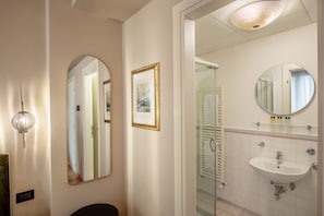 Een douche, een regendouche, een haardroger, een bidet