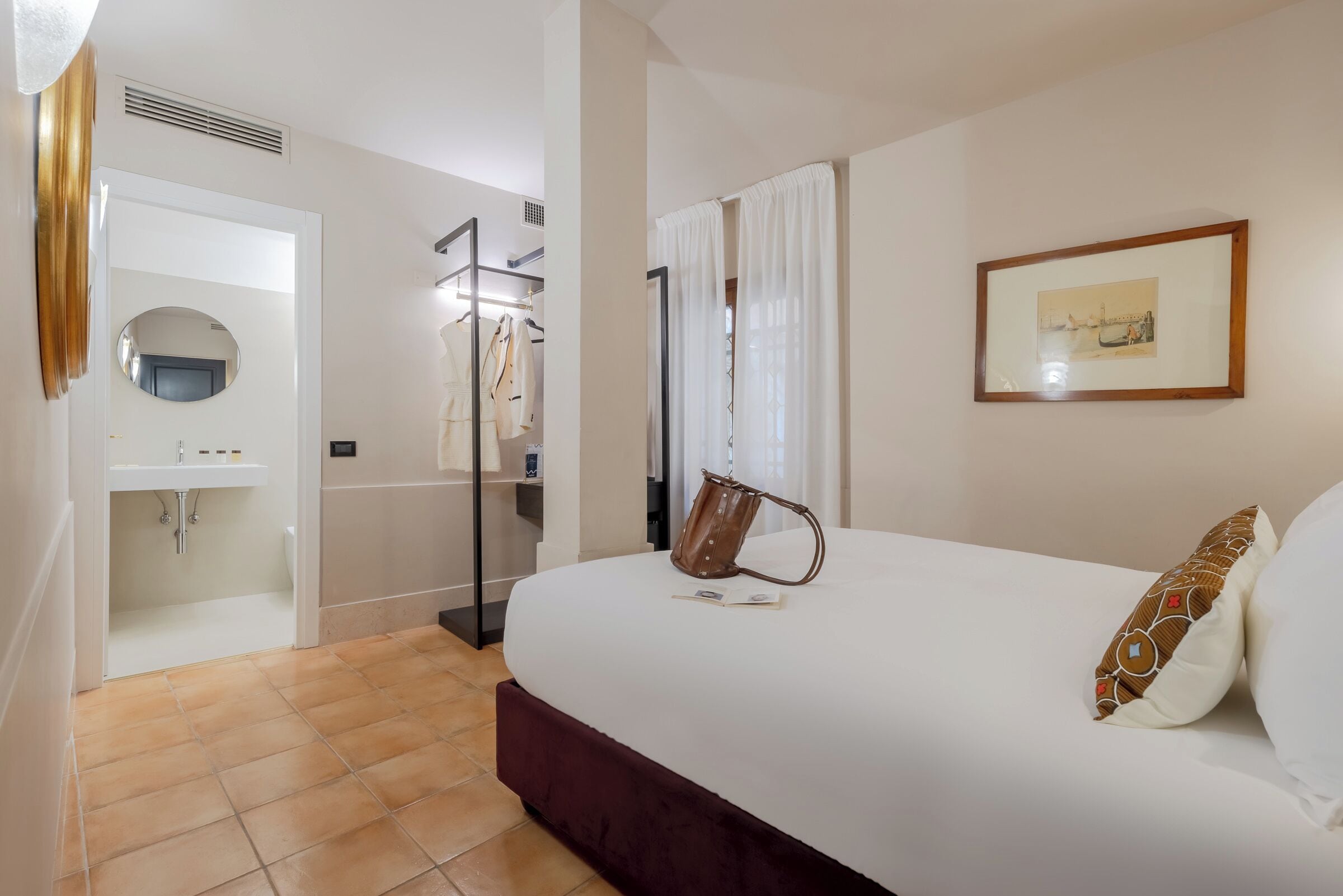 Ein Hotelzimmer mit Bett, Badezimmer und Kleiderschrank.