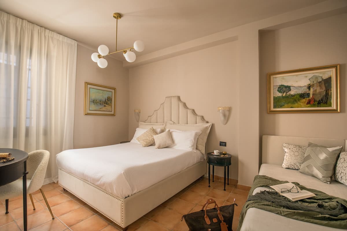 Comfort kamer | Donzen dekbedden, een minibar, een bureau, verduisterende gordijnen