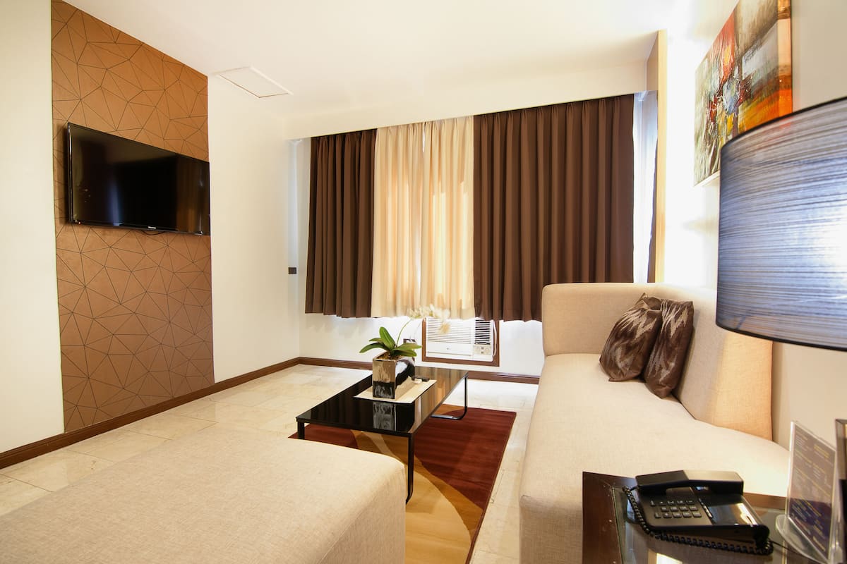 Deluxe Suite, 1 Bedroom, Non Smoking | Living area