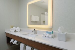 Secador de pelo, bidet, toallas