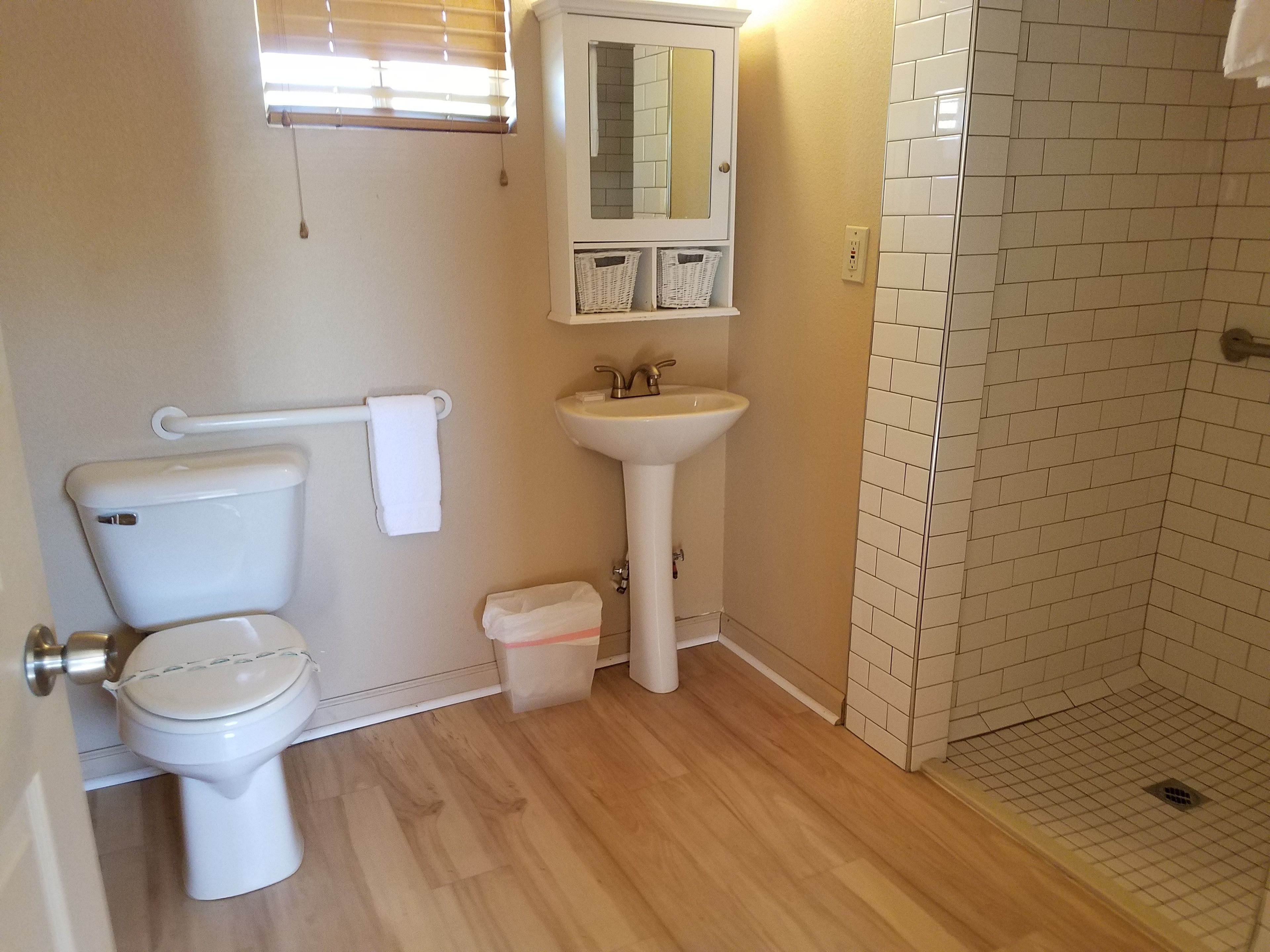 superior room, 1 queen bed | bathroom | shower, free toiletries, hair dryer, towels