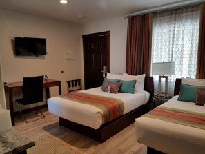 Premium bedding, desk, blackout drapes, iron/ironing board - Shoshone Inn (Shoshone)