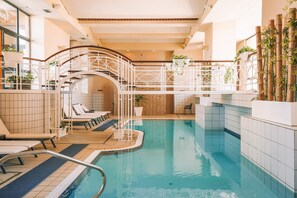 Piscine couverte, 2 piscines extérieures, parasols de plage