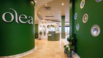 10 restaurants, breakfast, lunch, dinner served; Italian cuisine