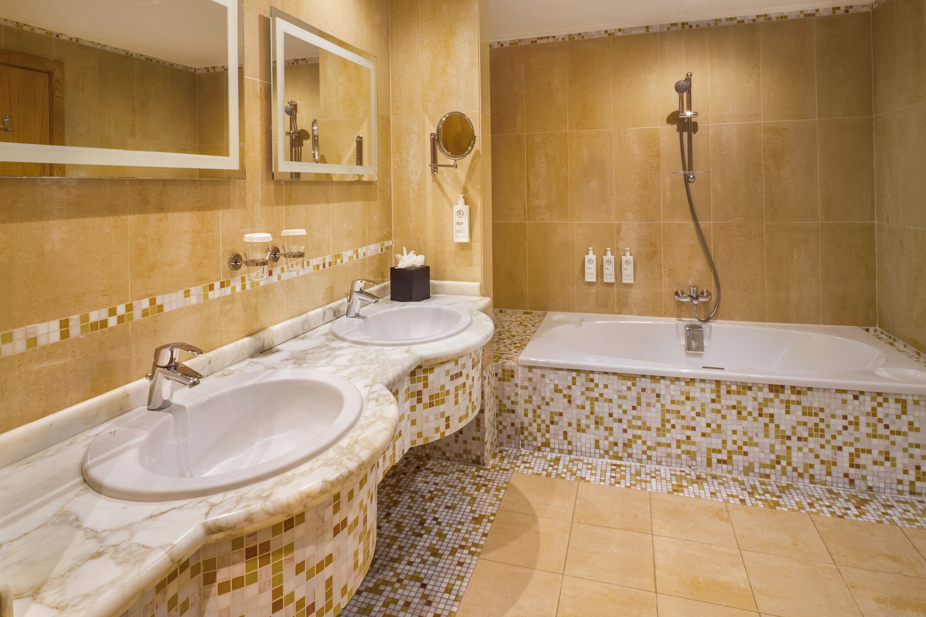 deluxe suite, sea view | bathroom | combined shower/bathtub, eco-friendly toiletries, hair dryer, towels