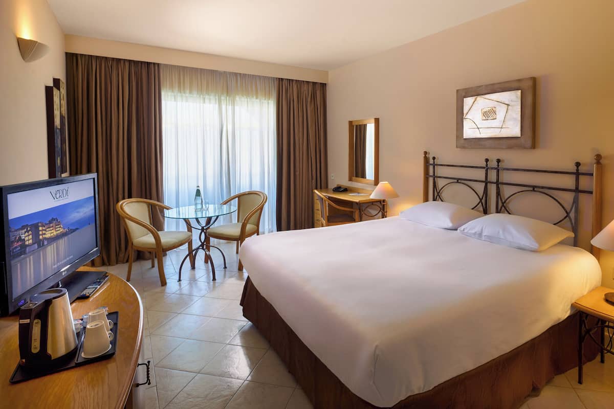 Classic Room, 1 Queen Bed | Hypo-allergenic bedding, in-room safe, desk, blackout curtains