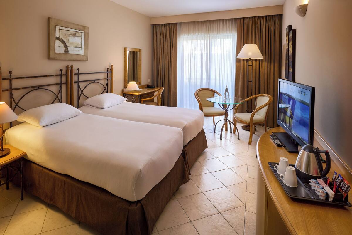 Classic Twin Room, 2 Single Beds | Hypo-allergenic bedding, in-room safe, desk, blackout curtains