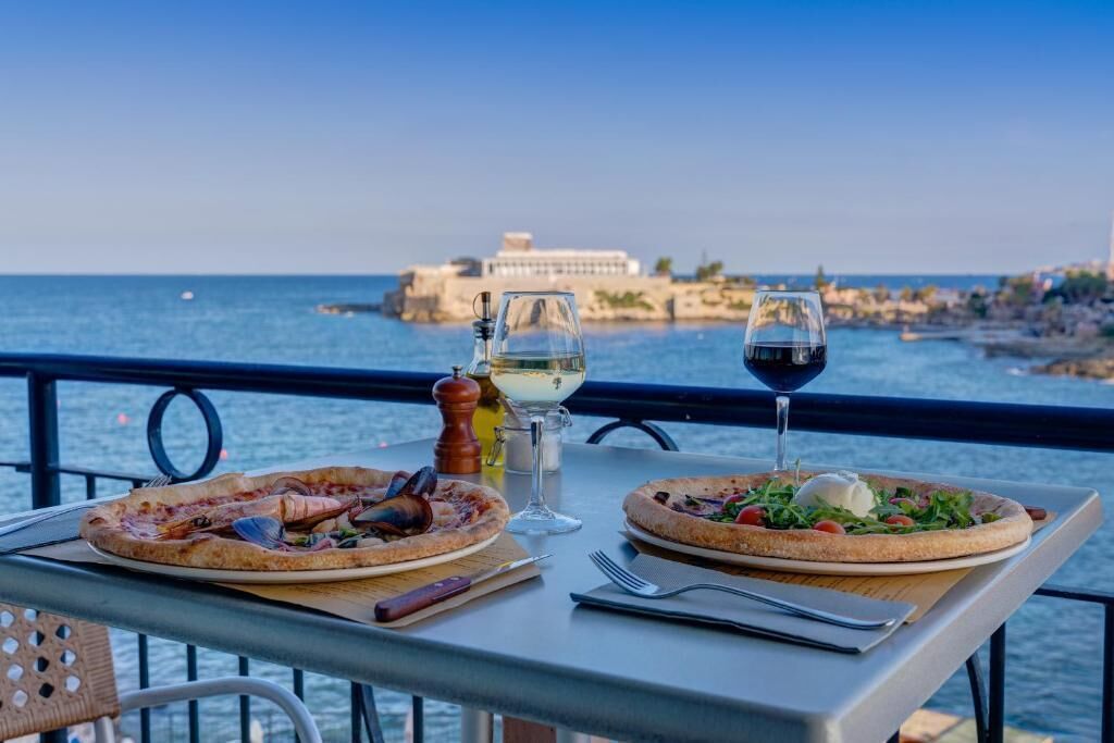 10 restaurants servant le petit déjeuner, le déjeuner et le dîner