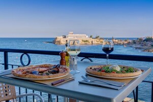 10 restaurantes; se sirve desayuno, almuerzo y cena