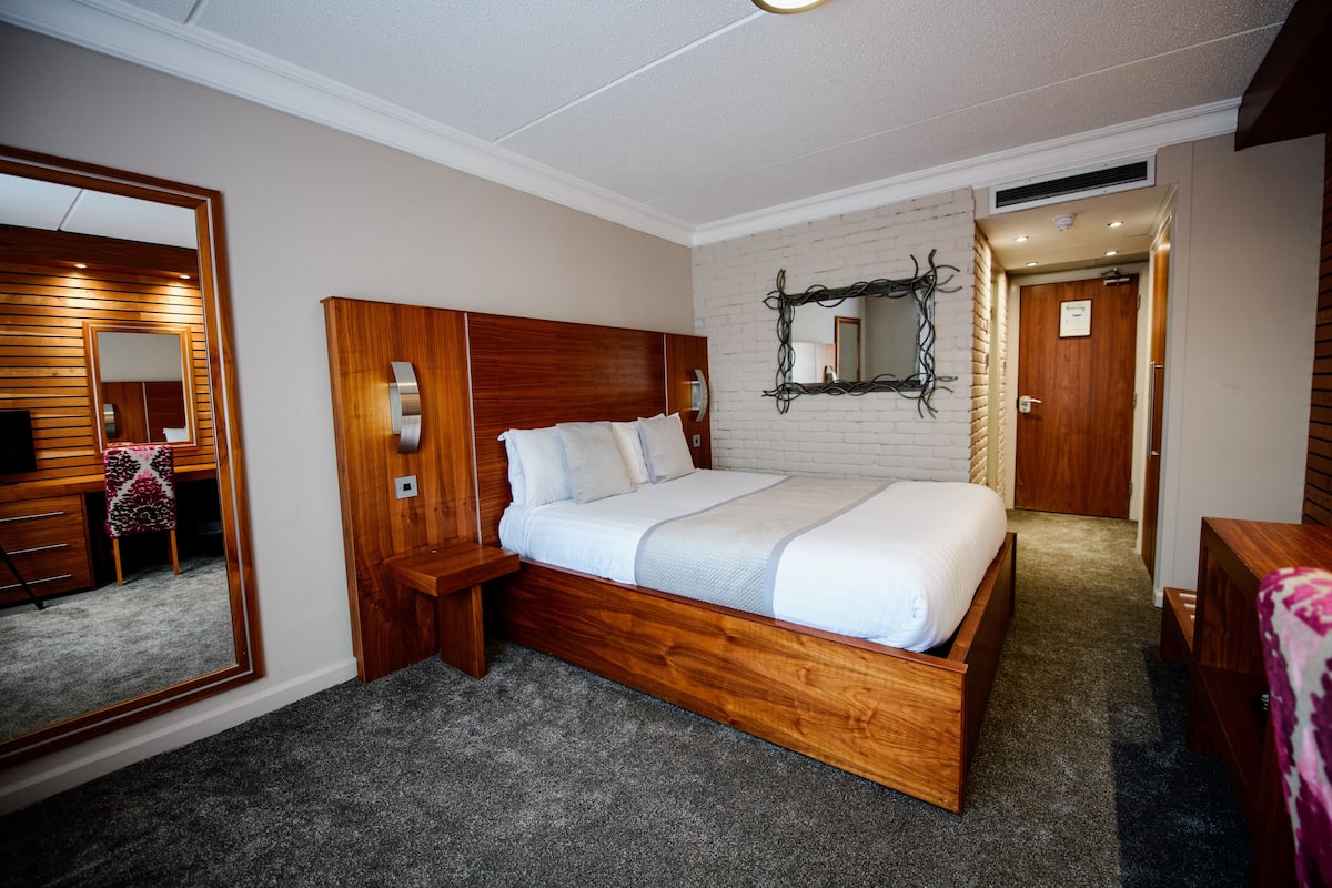 Double Room | Desk, iron/ironing board, cribs (free), rollaway beds (surcharge)