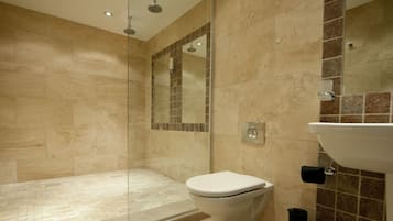 Habitación ejecutiva doble | Baño | Secador de pelo, toallas, jabón y champú