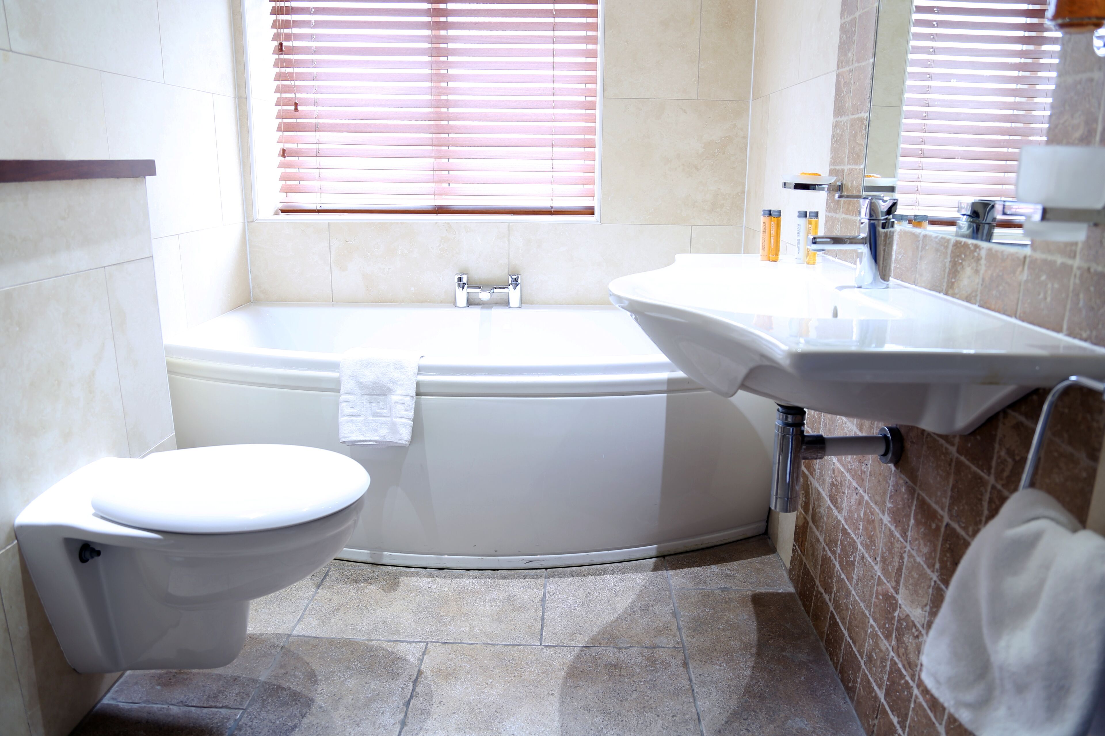 Ein Badezimmer mit Toilette, Badewanne und Waschbecken.