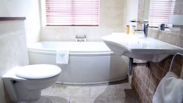 Ein Badezimmer mit Toilette, Badewanne und Waschbecken.
