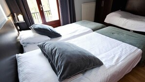 Triple Room | Desk, iron/ironing board (on request), cribs/infant beds, WiFi (free) - De Pijp Boutique Hotel (Amsterdam)