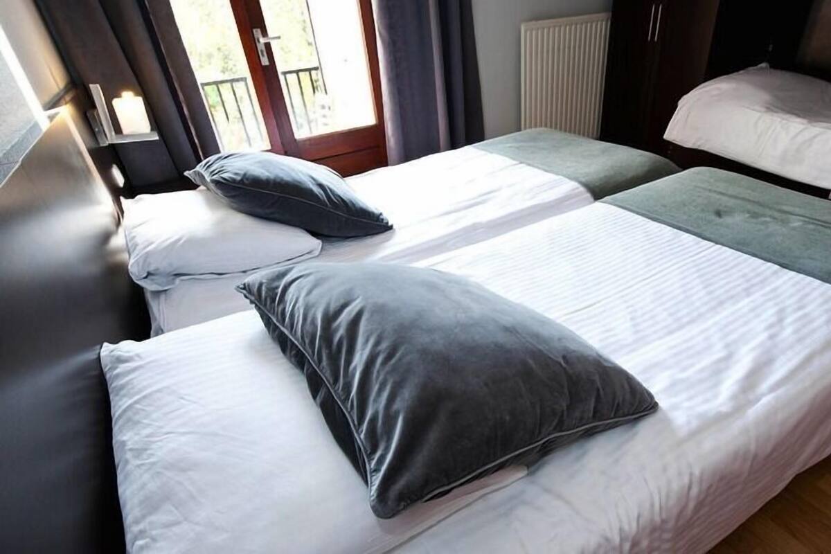 Triple Room | Desk, iron/ironing board (on request), cribs/infant beds, WiFi (free)