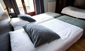 Triple Room | Desk, iron/ironing board (on request), cribs/infant beds, WiFi (free) - De Pijp Boutique Hotel (Amsterdam)