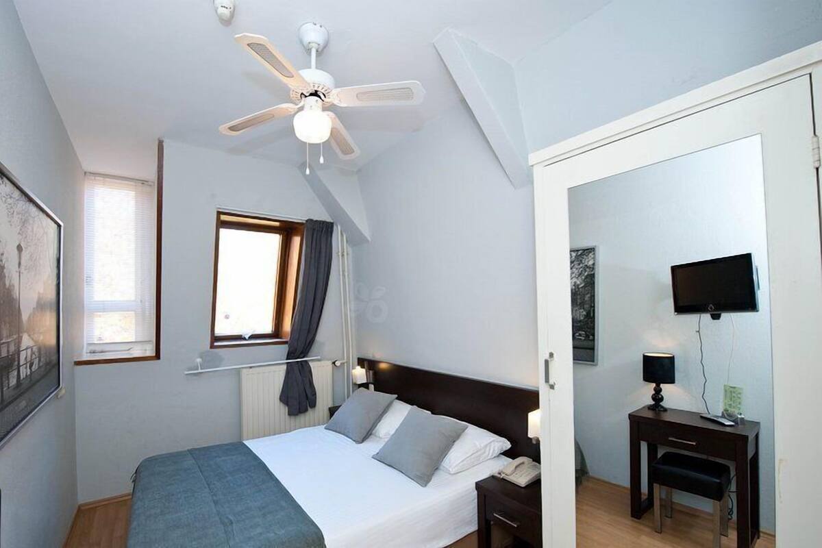 Small Double Room | Desk, iron/ironing board (on request), cribs/infant beds, WiFi (free)