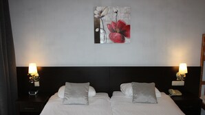 Desk, iron/ironing board (on request), cribs/infant beds, WiFi (free) - De Pijp Boutique Hotel (Amsterdam)