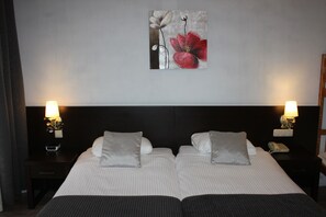 Desk, iron/ironing board (on request), cribs/infant beds, WiFi (free) - De Pijp Boutique Hotel (Amsterdam)