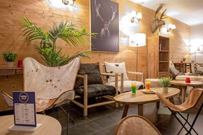 Lobby sitting area - SOWELL HÔTELS Le Pas du Loup (Isola)