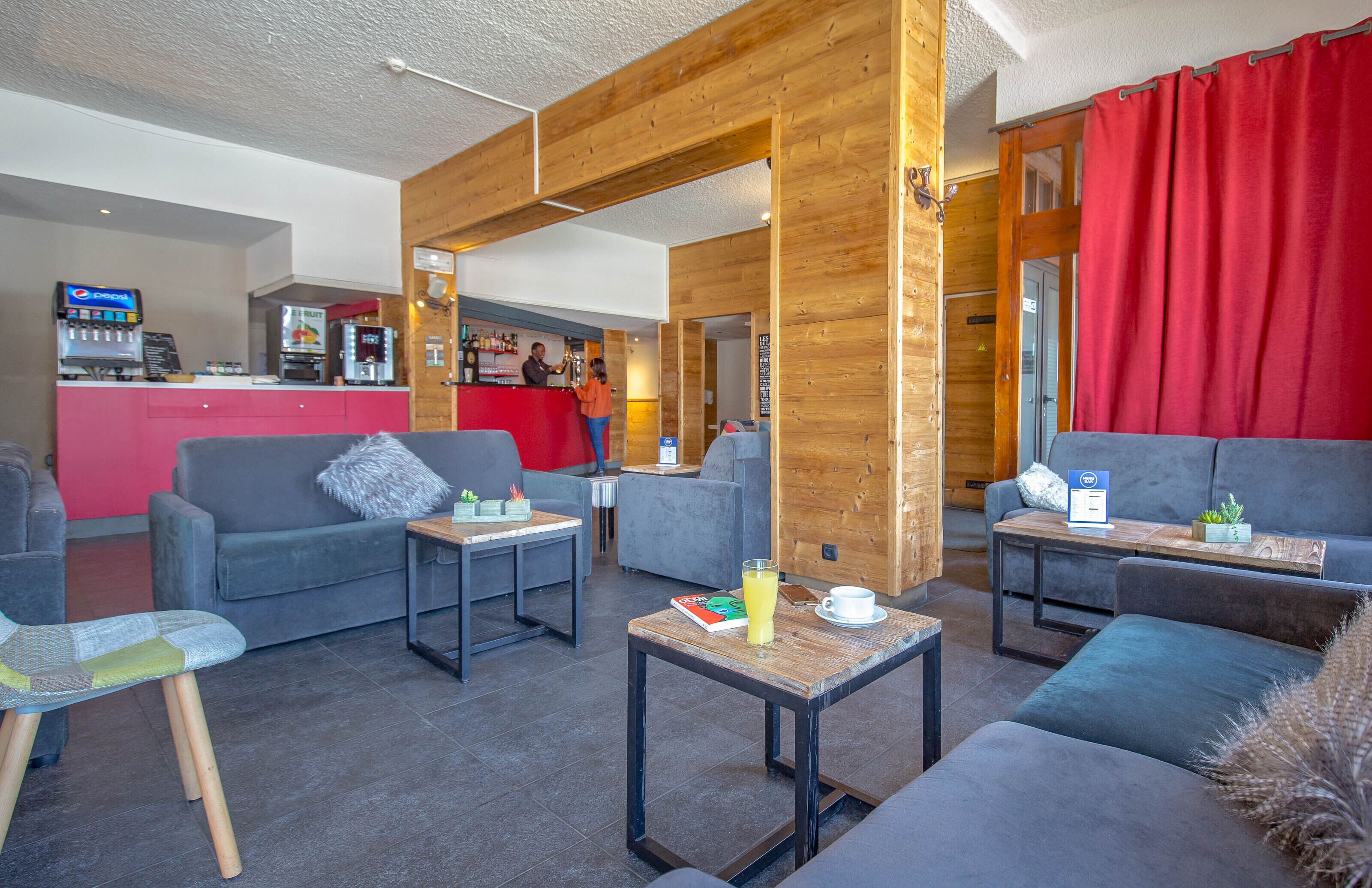 Lobby-lounge