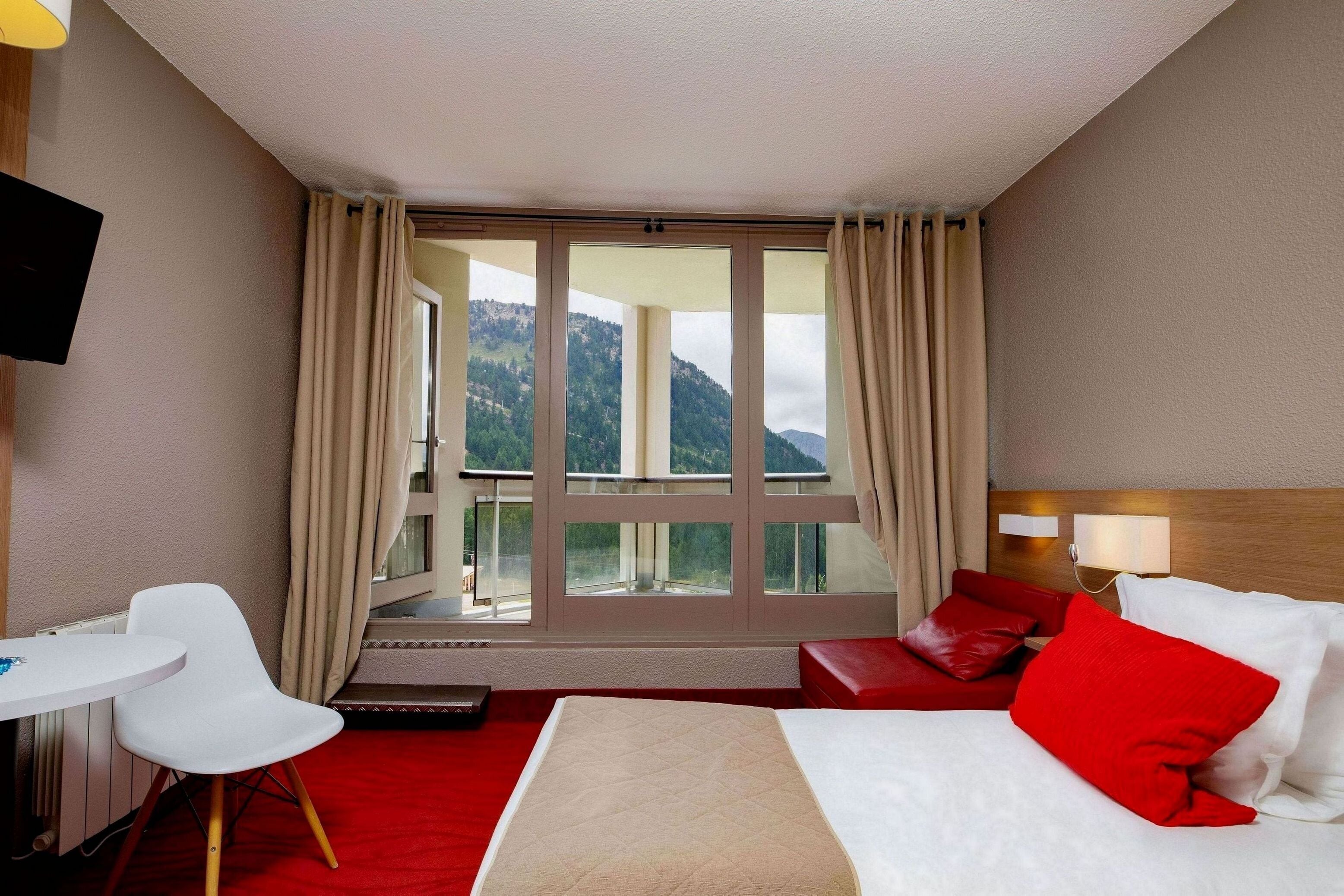 Brankas, tirai kedap cahaya, Wi-Fi gratis, dan seprai linen