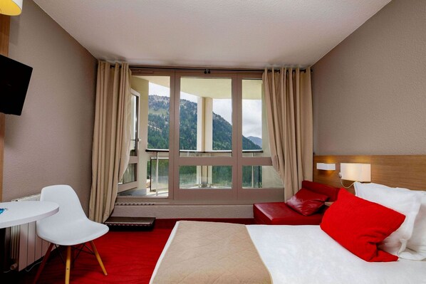 In-room safe, blackout curtains, free WiFi, bed sheets