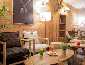 Lobby sitting area - SOWELL HÔTELS Le Pas du Loup (Isola)
