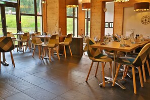 Breakfast and dinner served - SOWELL HÔTELS Le Pas du Loup (Isola)