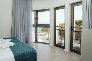 Junior Suite, Partial Sea View | In-room safe, blackout drapes, free WiFi, bed sheets - Carvi Beach Hotel (Lagos)