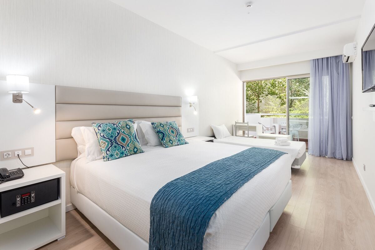 Caja fuerte, cortinas opacas, wifi gratis y ropa de cama