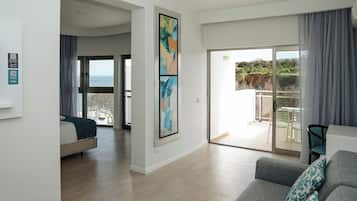 Suite Junior, vue partielle sur la mer | Coffres-forts dans les chambres, rideaux occultants, Wi-Fi gratuit