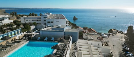 Una piscina al aire libre, tumbonas