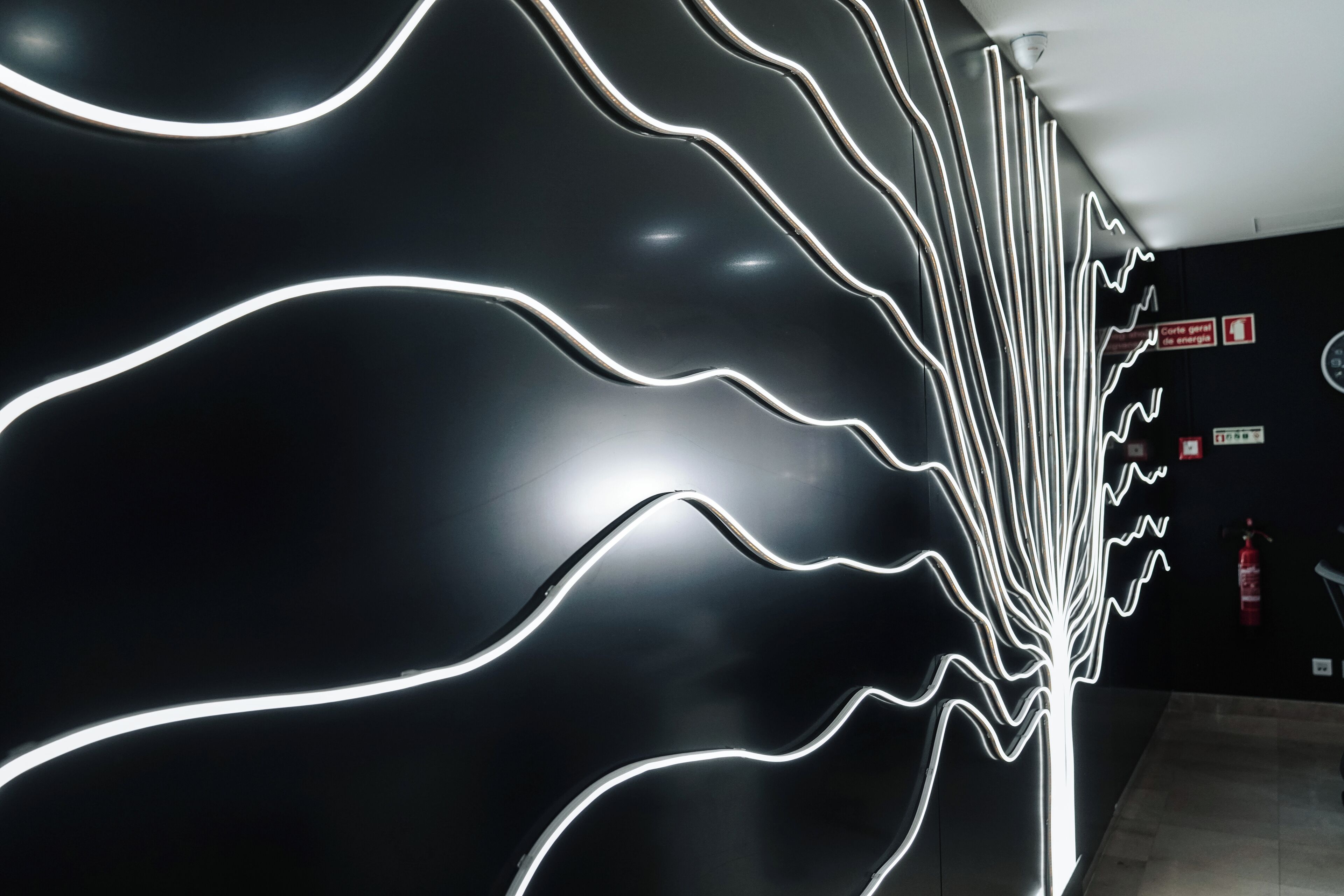 Un mur orné d’un motif lumineux ondulé.