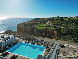 Piscina externa, espreguiçadeiras
