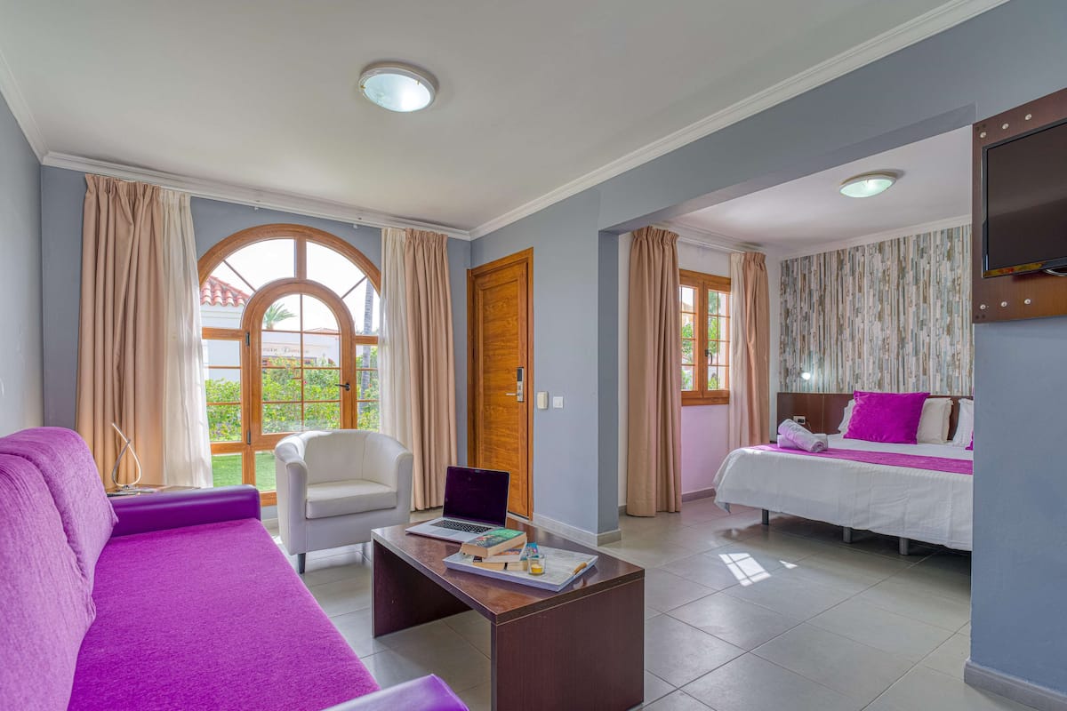 Junior suite | Een minibar, een bureau, verduisterende gordijnen, gratis babybedden