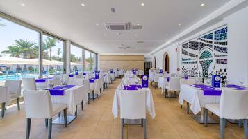 Breakfast, lunch, dinner served; international cuisine