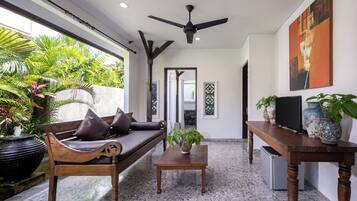 Suíte, vista para o jardim (Queen Bed Room) | Frigobar, cofres nos quartos, individualmente decorados