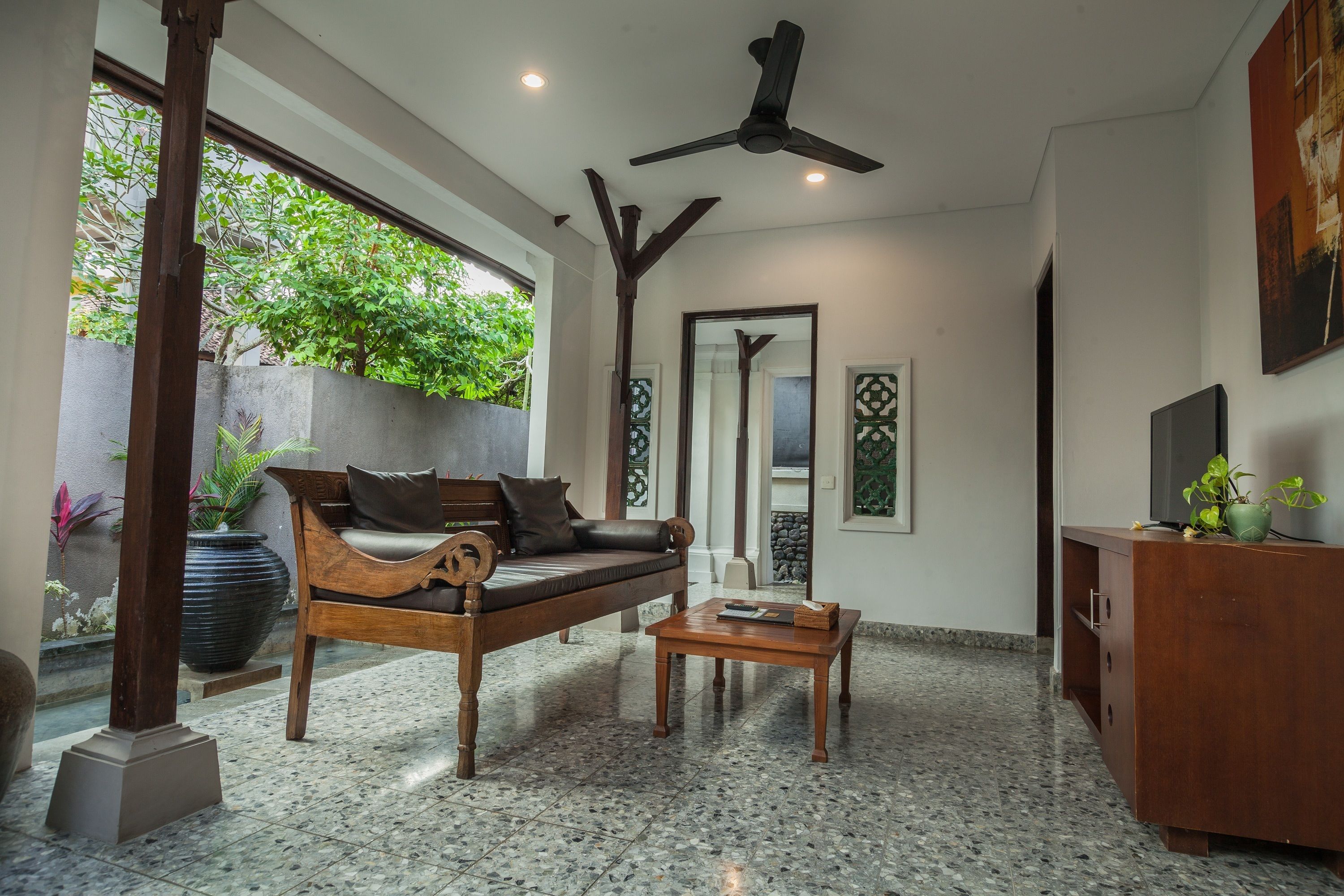 suite room queen bed with garden view | living area | 32-inch lcd tv with cable channels, tv