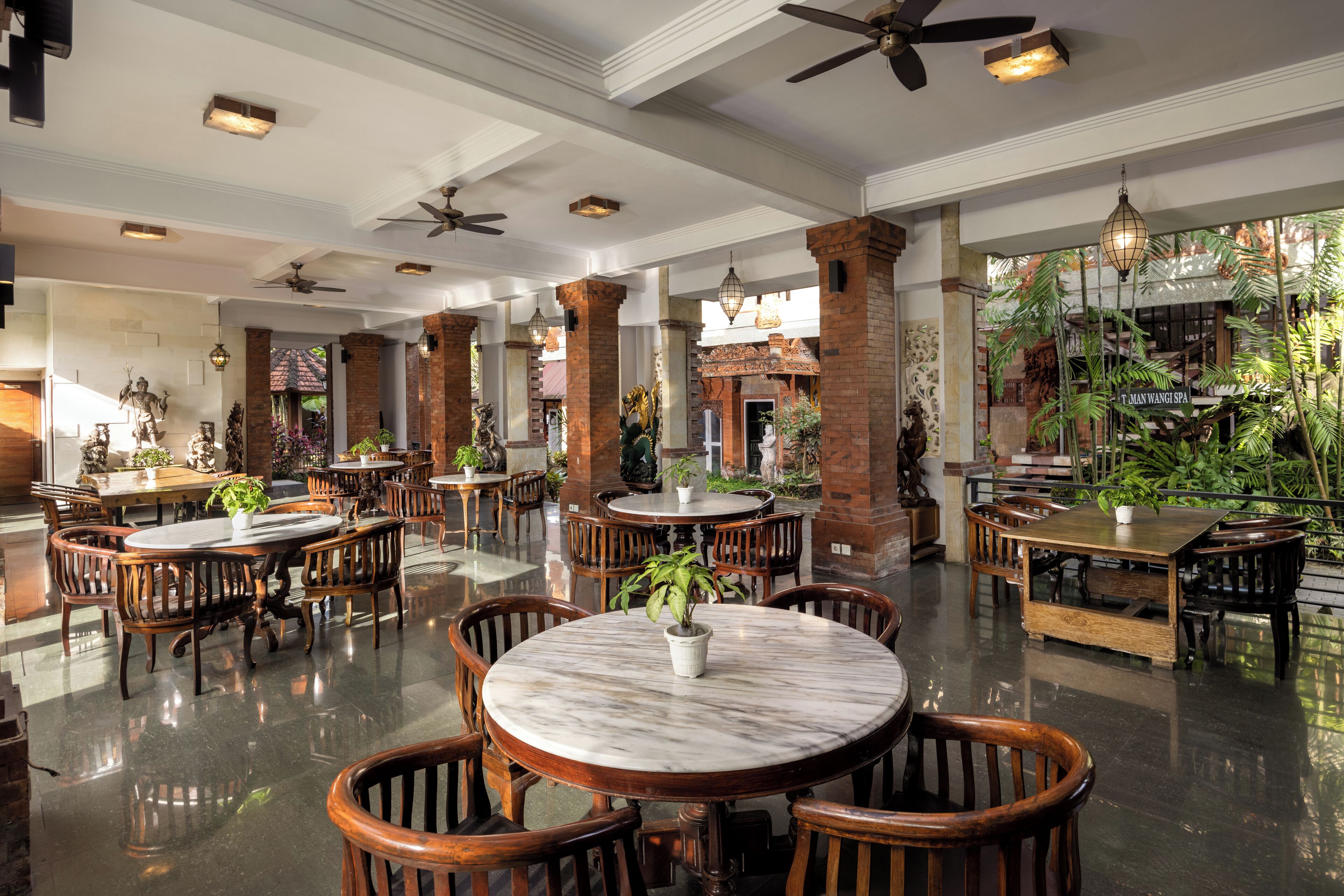 2 restaurants; breakfast, lunch, dinner and brunch served 
