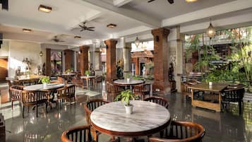 2 restaurants; breakfast, lunch, dinner and brunch served