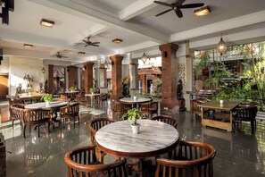 2 restaurants; breakfast, lunch, dinner, and brunch served