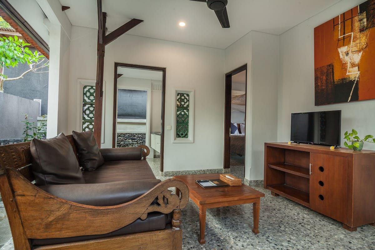 Suite Room Queen Bed with Garden View | Living area