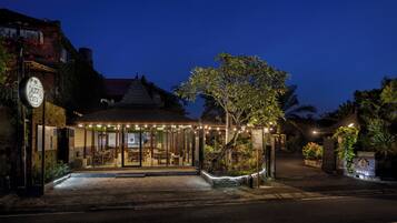 2 restaurants; breakfast, lunch, dinner and brunch served