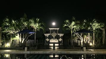Outdoor pool, open 9:00 AM to 9:00 PM, free pool cabanas, pool umbrellas