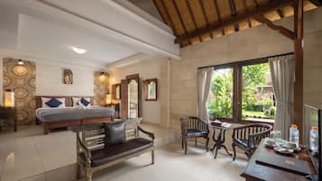 Quarto superior, vista para o jardim | Frigobar, cofres nos quartos, individualmente decorados